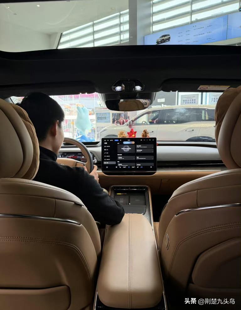 近日，广汽丰田铂智7展车陆续抵达全国门店。记者走访多家经销店发现，预售发布会后到