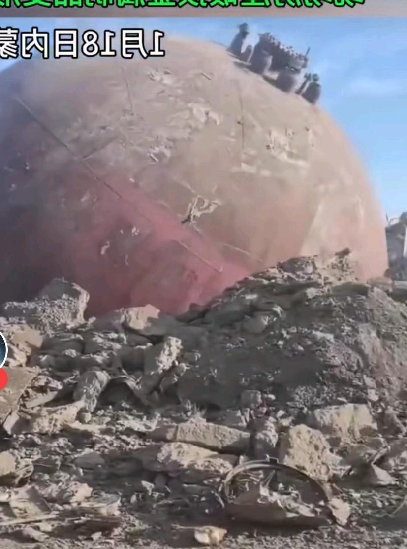 这大铁球一百多吨得卖多少钱，这家人中奖了，恭喜。躺在家里都能赚钱，这得多有福份，