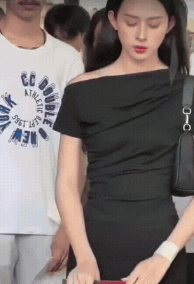 就这颜值，多少女孩子看了都得自愧不如。但让人崩溃的是，他竟是个"男儿身"。
泰国