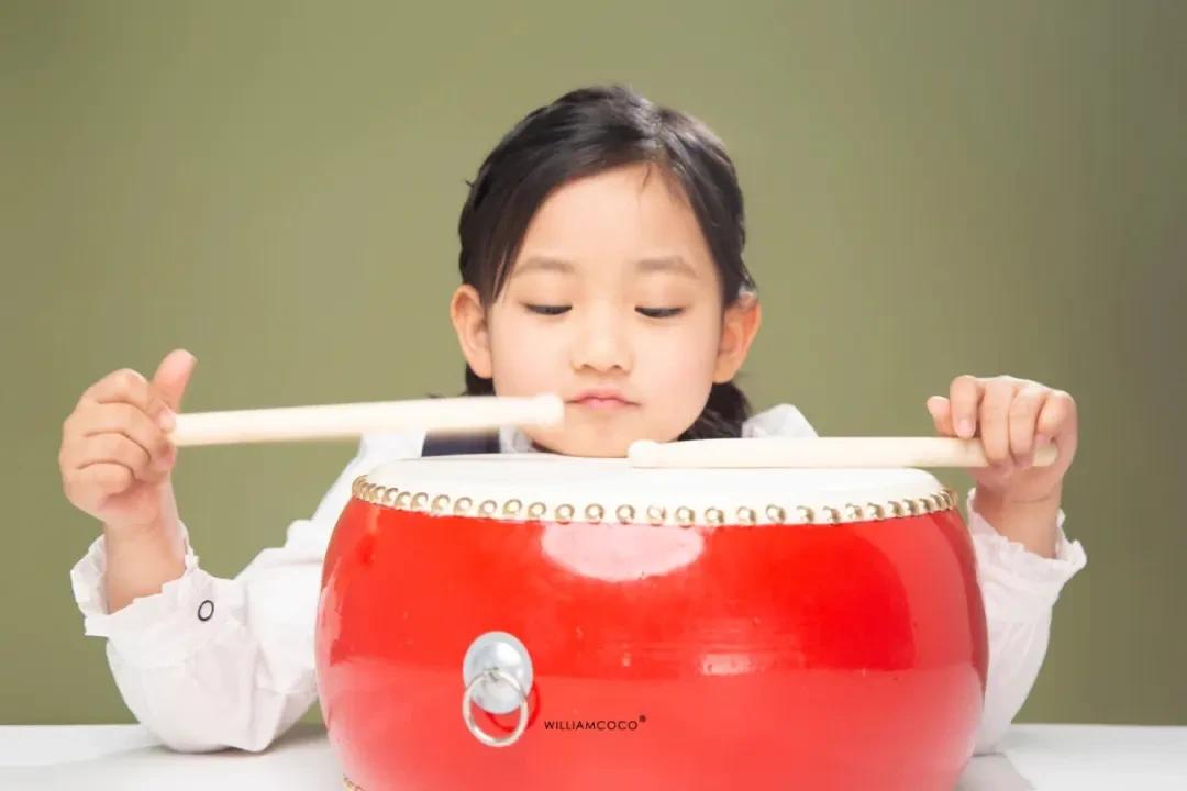 #年轻人不生小孩,是自私还是理性?#年轻人选择不生育：自私还是理性的抉择？

在