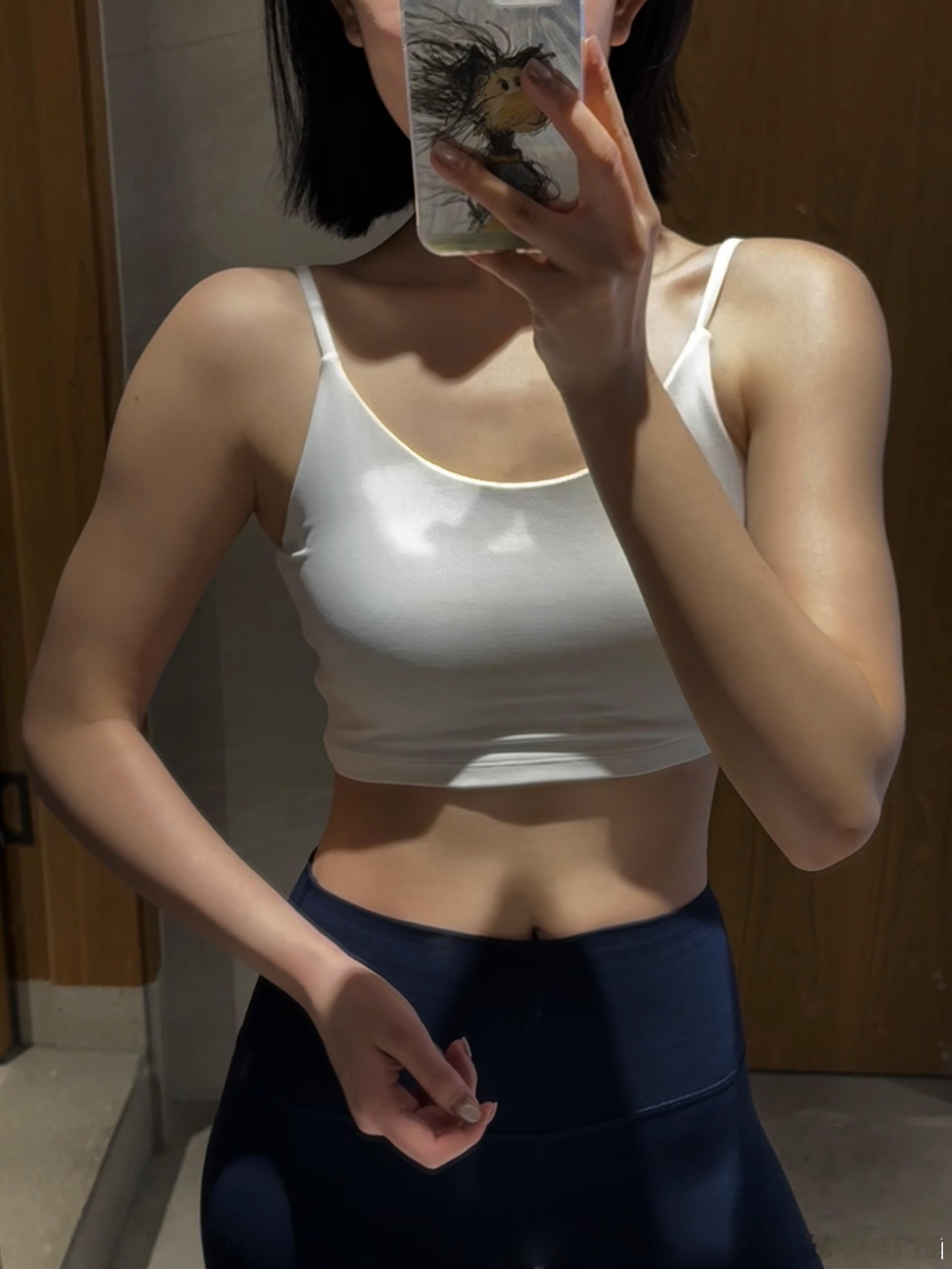 每次健身完都觉得自己判若两人日常生活里的我吃香喝辣 一身肥肉  0训练痕迹🙂‍