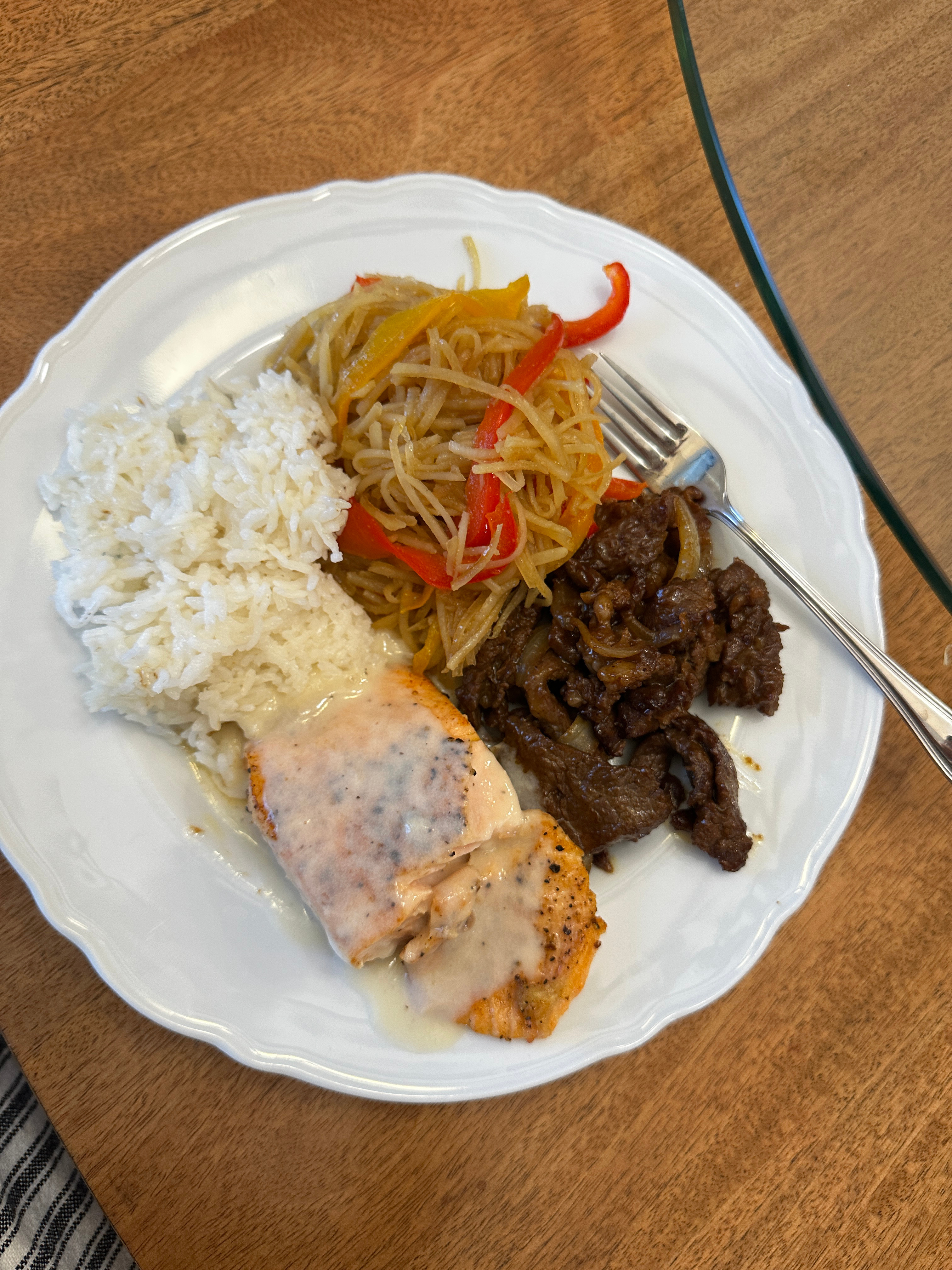 图一是小麦的晚餐说是要去打球但是要带饭走图二是凯文的晚餐在家吃（但是你吃完就走了
