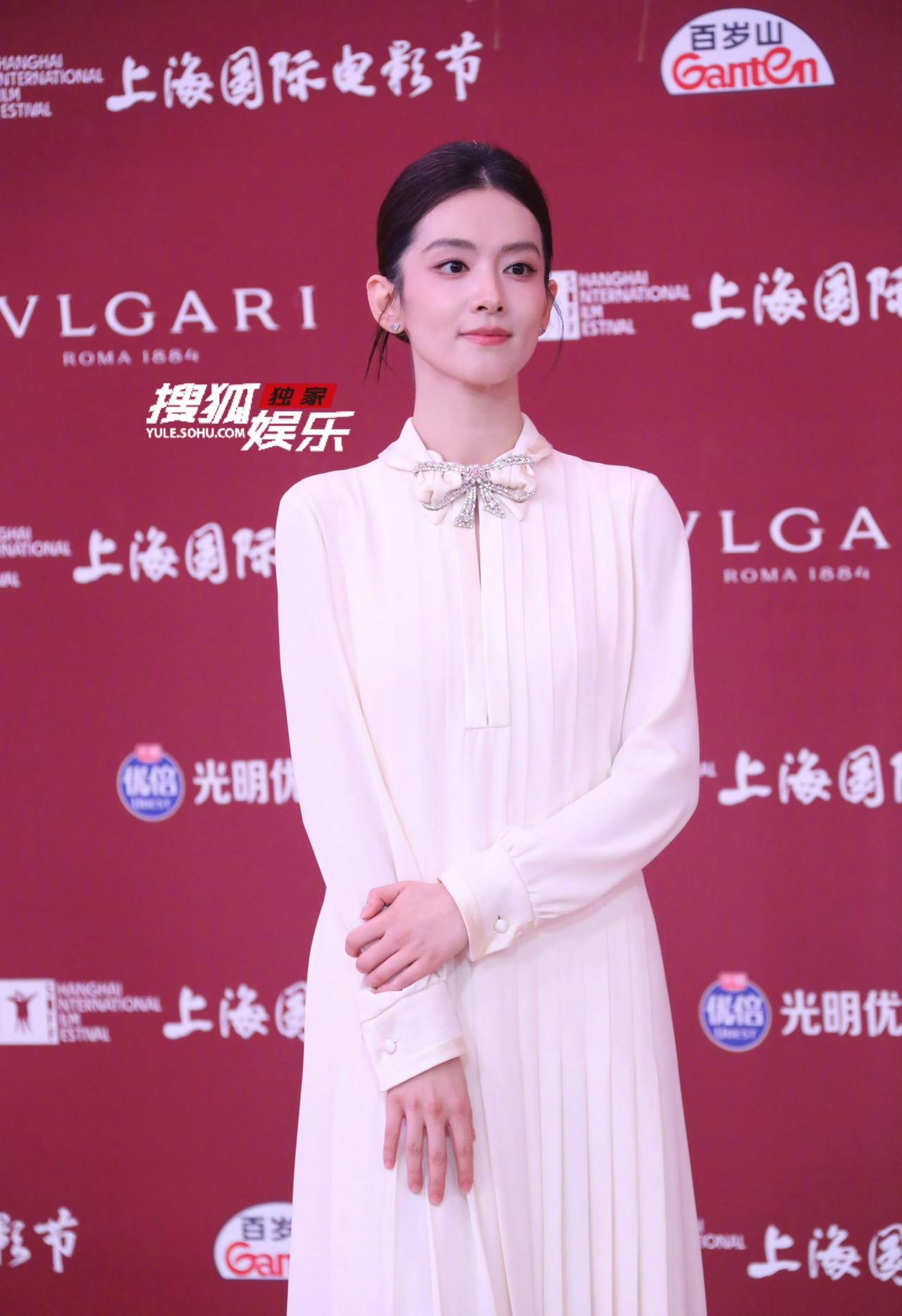 陈昊宇这次出席上海国际电影节闭幕式的生图太惊艳了！
        她一袭白色抹