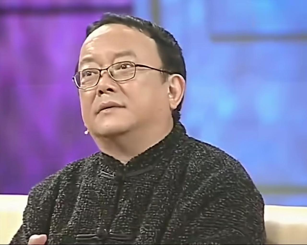 人们聊起明星离婚，总爱往两个方向猜：要么是狗血的出轨劈腿，要么是难堪的分赃不均。