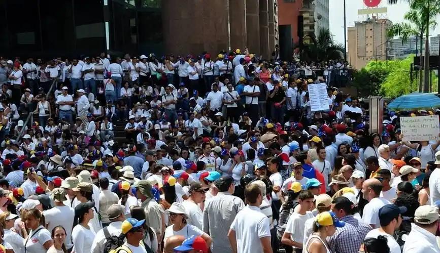 委内瑞拉彻底炸锅：97天的沉默，终于变成怒吼！

2026年春天的加拉加斯，空气