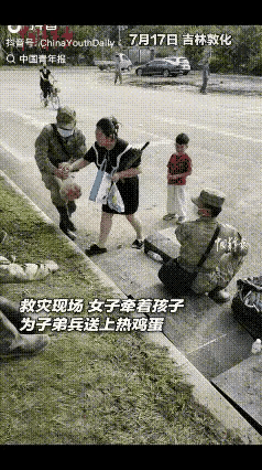 真的看哭了！”近日，吉林敦化救灾现场子弟兵坐在大树下短暂休息，女子带着儿子走了过