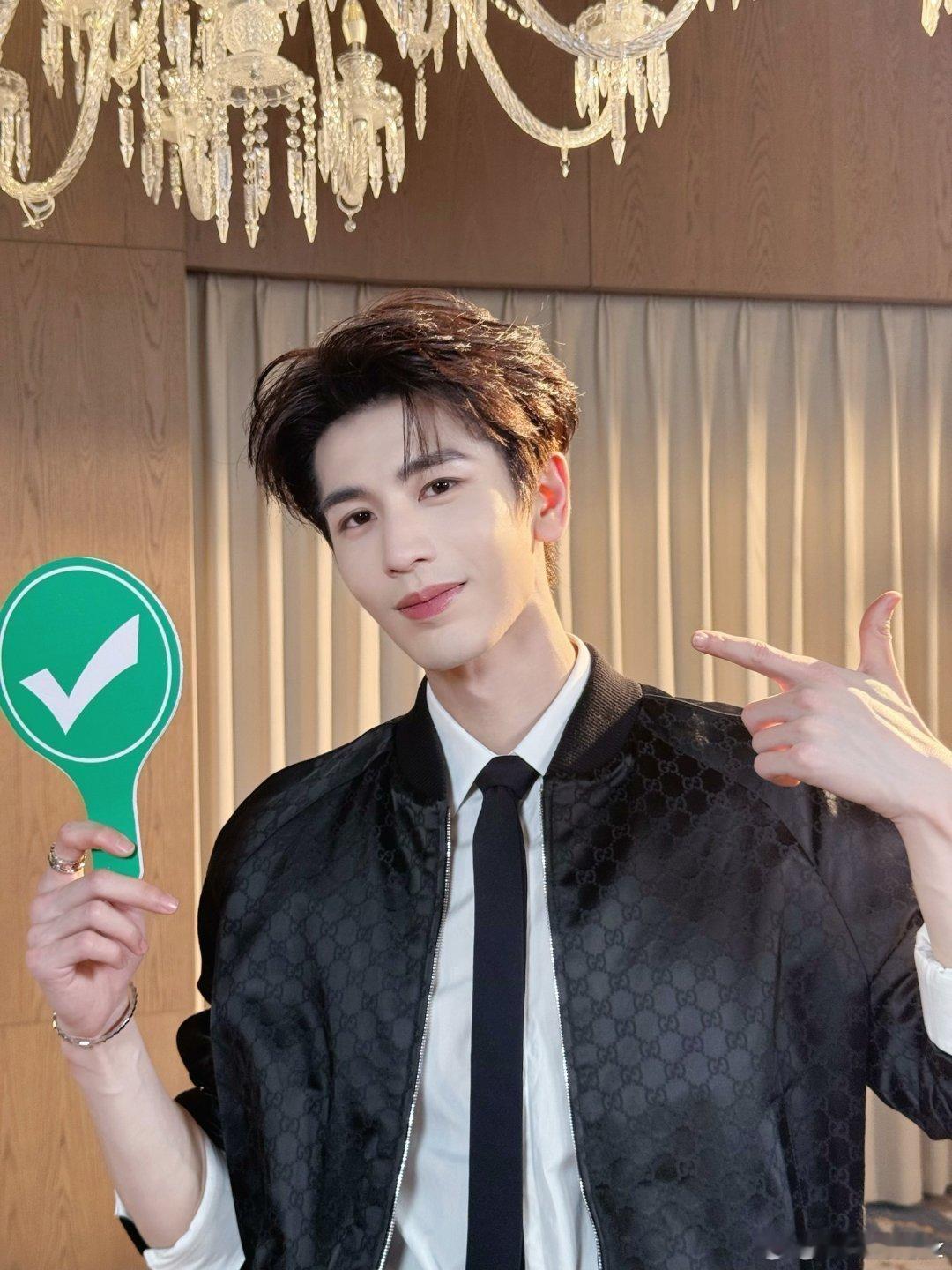 张凌赫随时带着自己的阿贝贝 谁能不被张凌赫这份可爱打动，出行途中开直播聊天，谈及