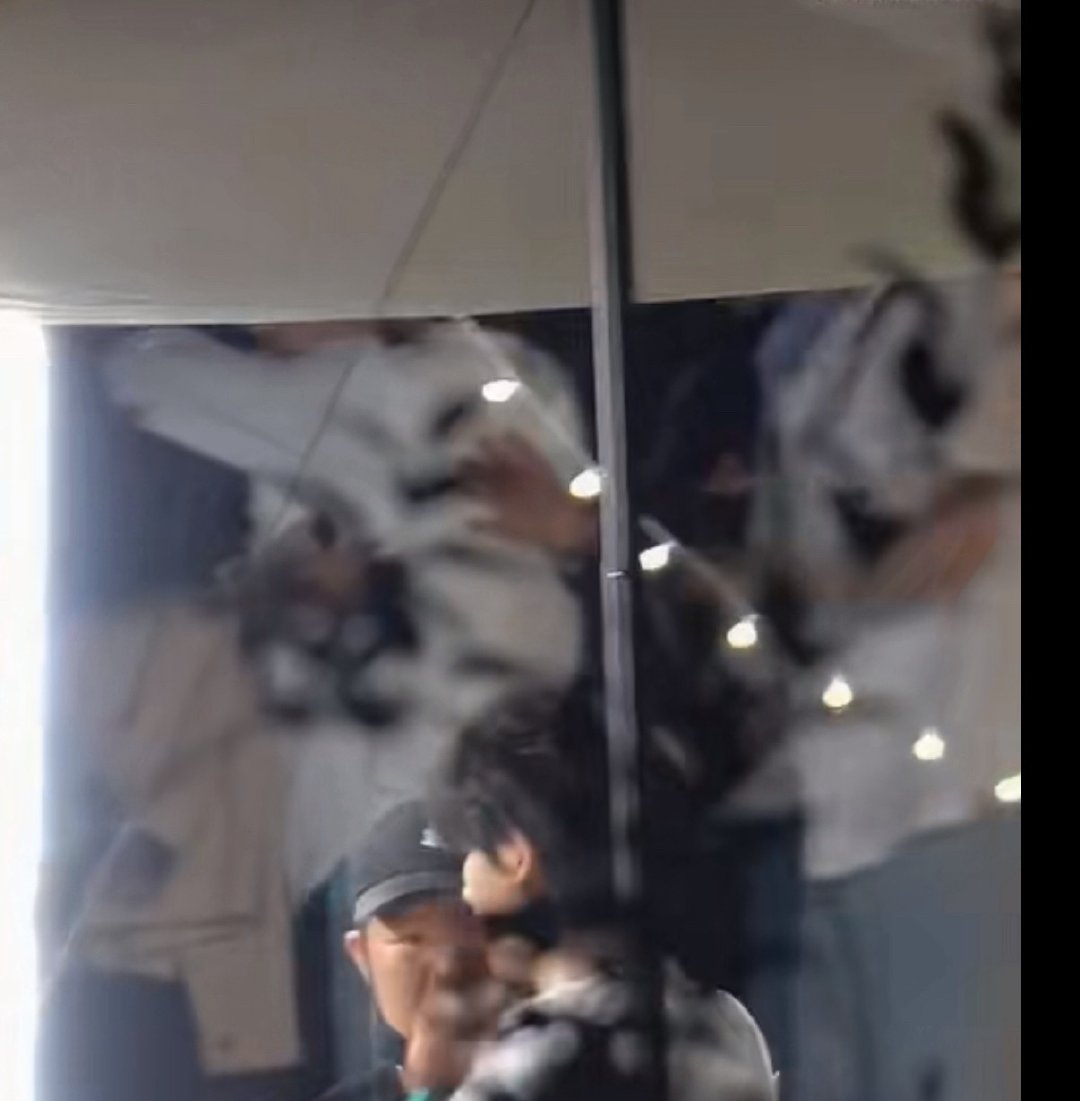 帮我确认下后面那个抱人的是谁 我好怕 尤其是旁边还站着一个大个子 很类似她出行的