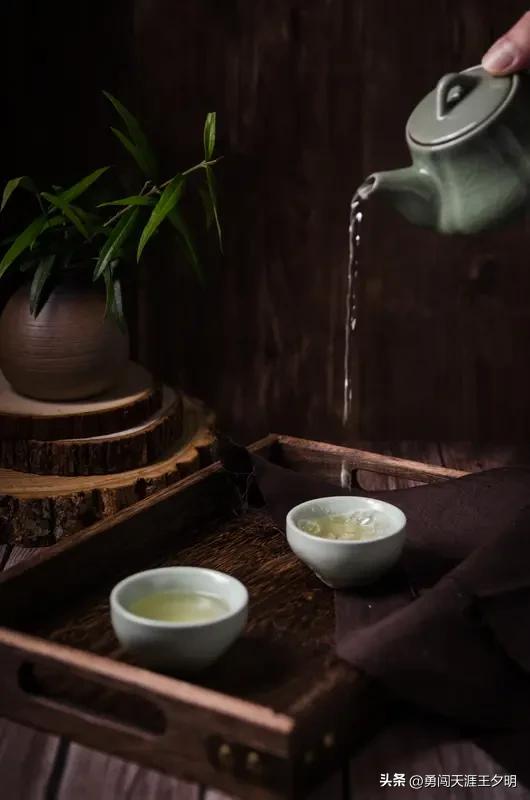 看到“半盏清茶观世味”这个上联，瞬间来了兴致。上联里“半盏清茶”勾勒出悠然画面，