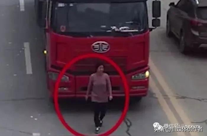 人肉加塞太嚣张！新疆女子以身挡车插队，规则底线岂能如此践踏
 
3月25日，新疆