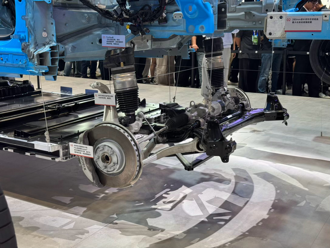 小米这个环节相当好，希望以后大家都能把自己引以为傲的产品拿出来大拆特拆，大方展示