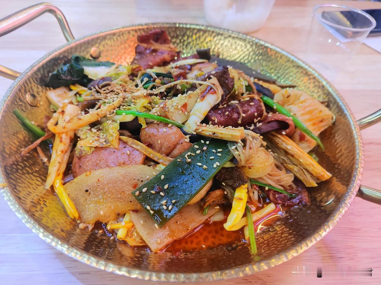 昨午在大棚里吃了一顿大餐！12个菜：熏肉拼盘、扒鸡+二素；肘子、红烧肉、大虾、藕