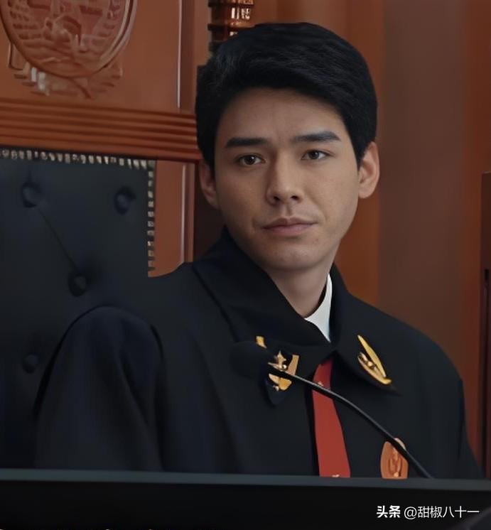 连看两集《家事法庭》，

发现一个特有意思的事，

就是剧中饰演男主沈谢秩的龚俊