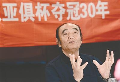 1986年，“安保杯”赛，王学龙受伤后整天心事重重，李应发看出了王学龙的心事，便