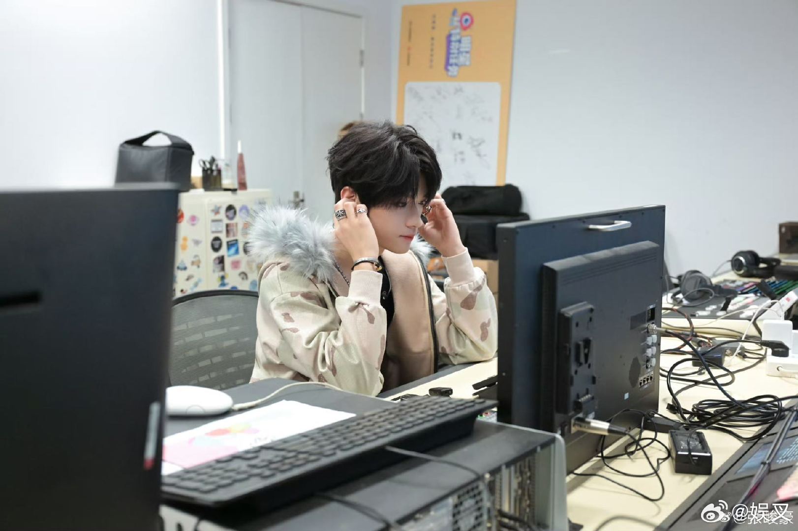 张峻豪不愧是内娱纪律委员张峻豪嘘的传人打歌了 现场清唱实力太强啦配上专属嘘手势，