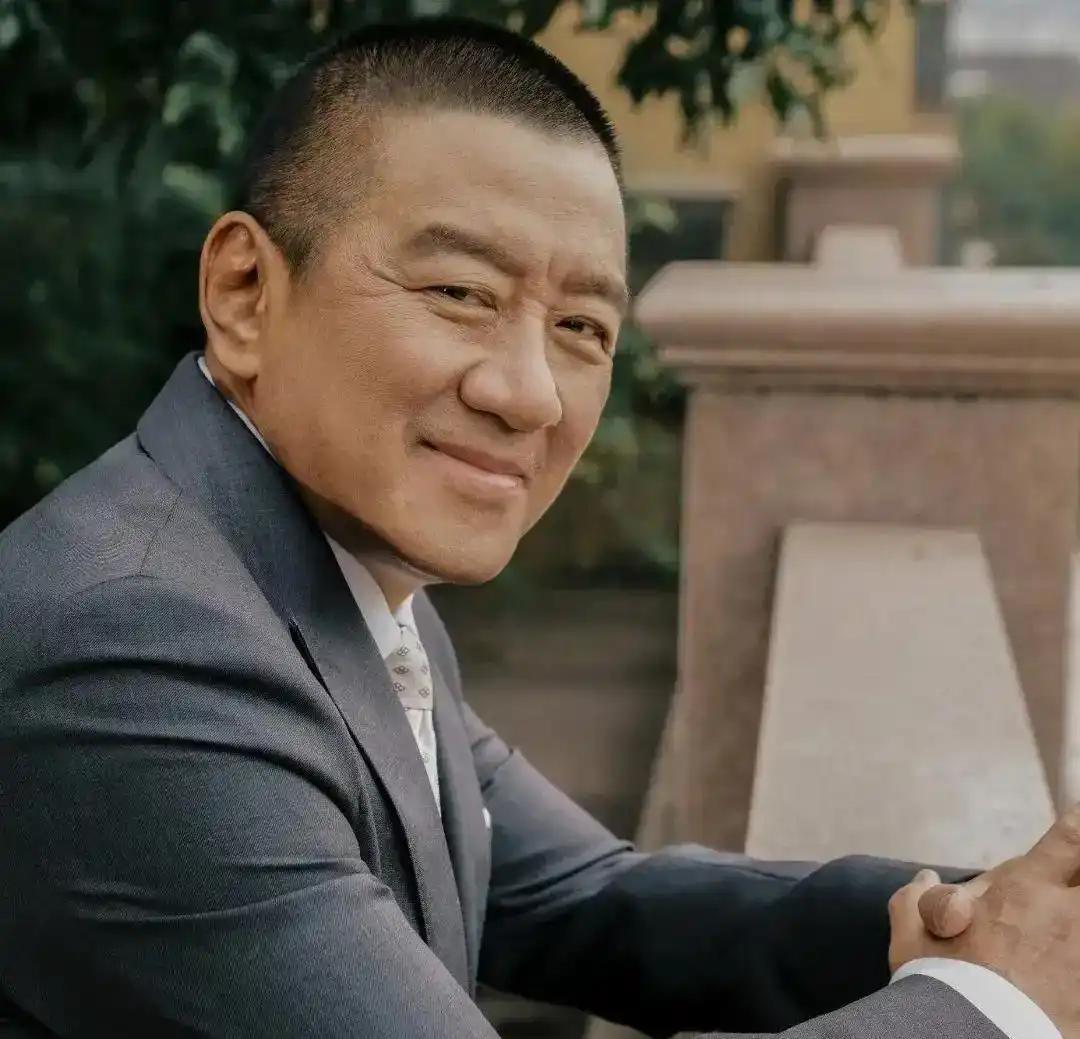 一个演员，戏拍到七成时突然要求片酬翻倍，不答应就拒绝继续拍摄。导演陈国军没有妥协