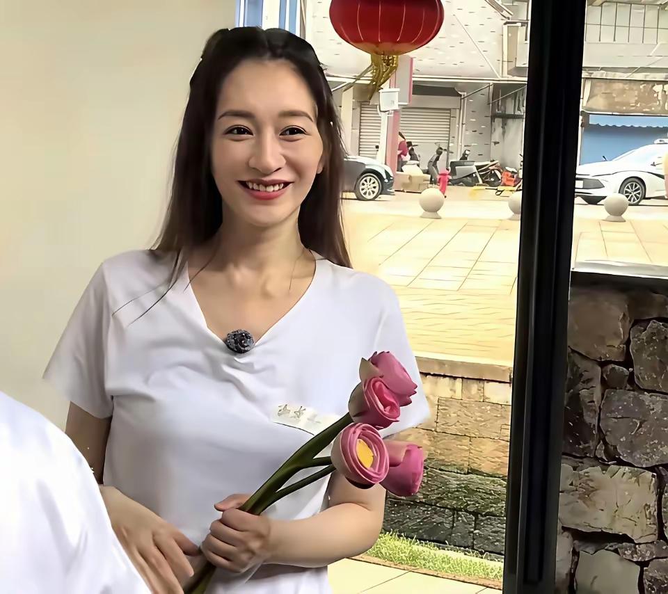 看了《天使的降临》后，觉得李小冉扮演的林婷，在形象和气质上很像天使。
看了现实中