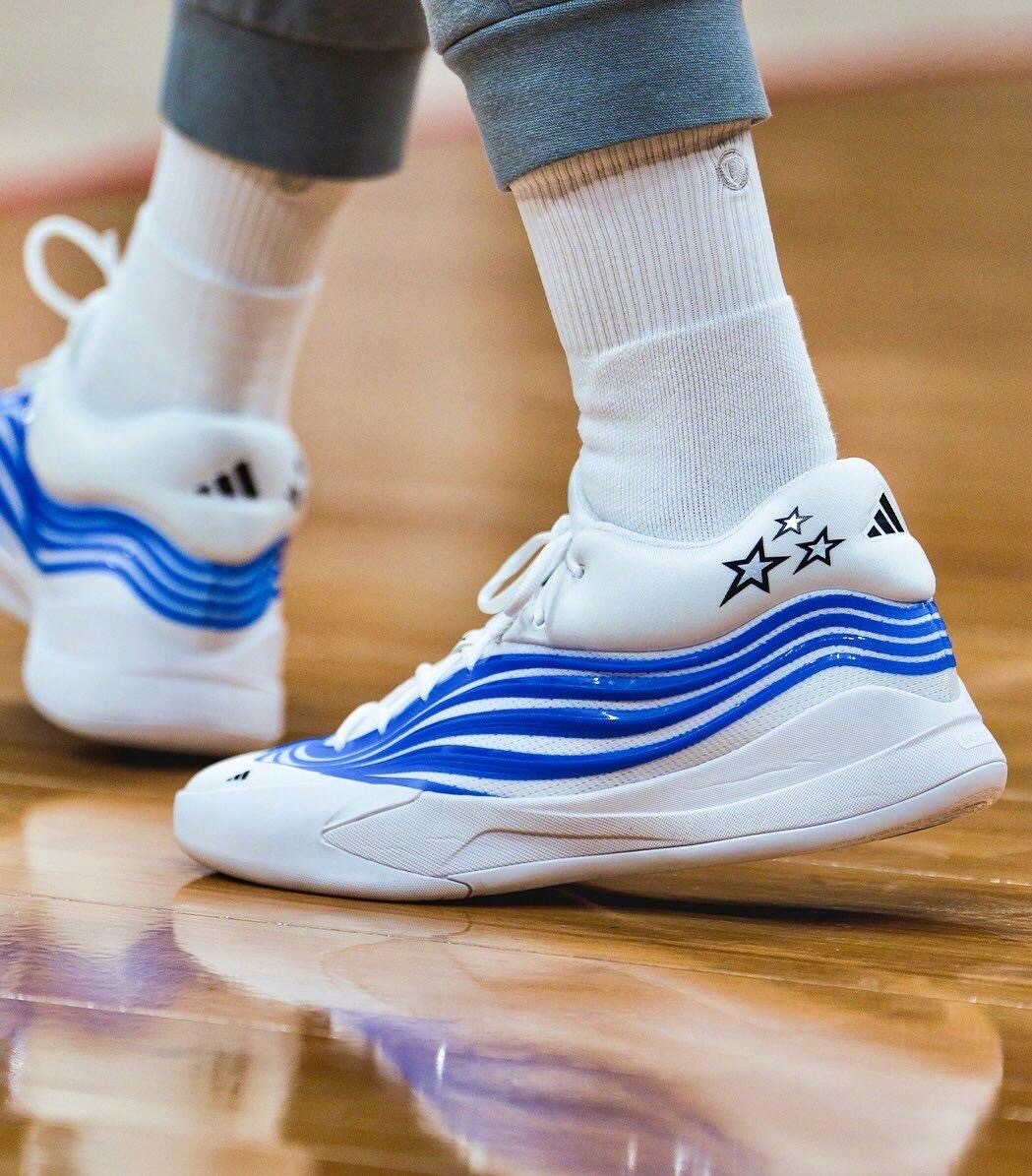 小瓦格纳在附加赛上脚了一双利拉德第十代签名鞋 Dame X PE，同样是魔术队蓝