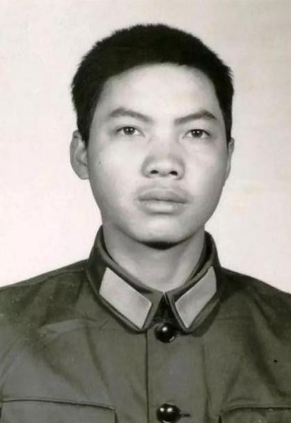 1984年，解放军排长下山巡逻，路上偶遇3名解放军，排长看了对方一眼，感觉不对劲