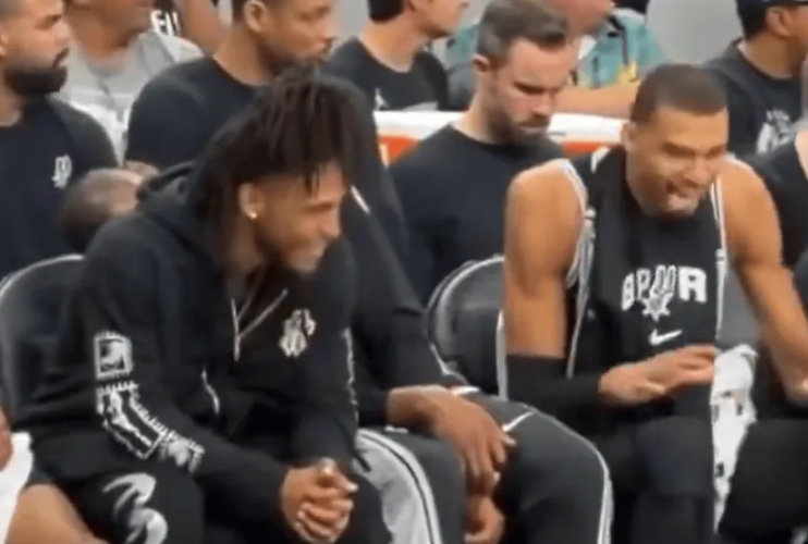 太会整活！昨日文班替补席和卡斯尔玩闹，搞怪模仿小狗吐舌！今日，美媒Basketb