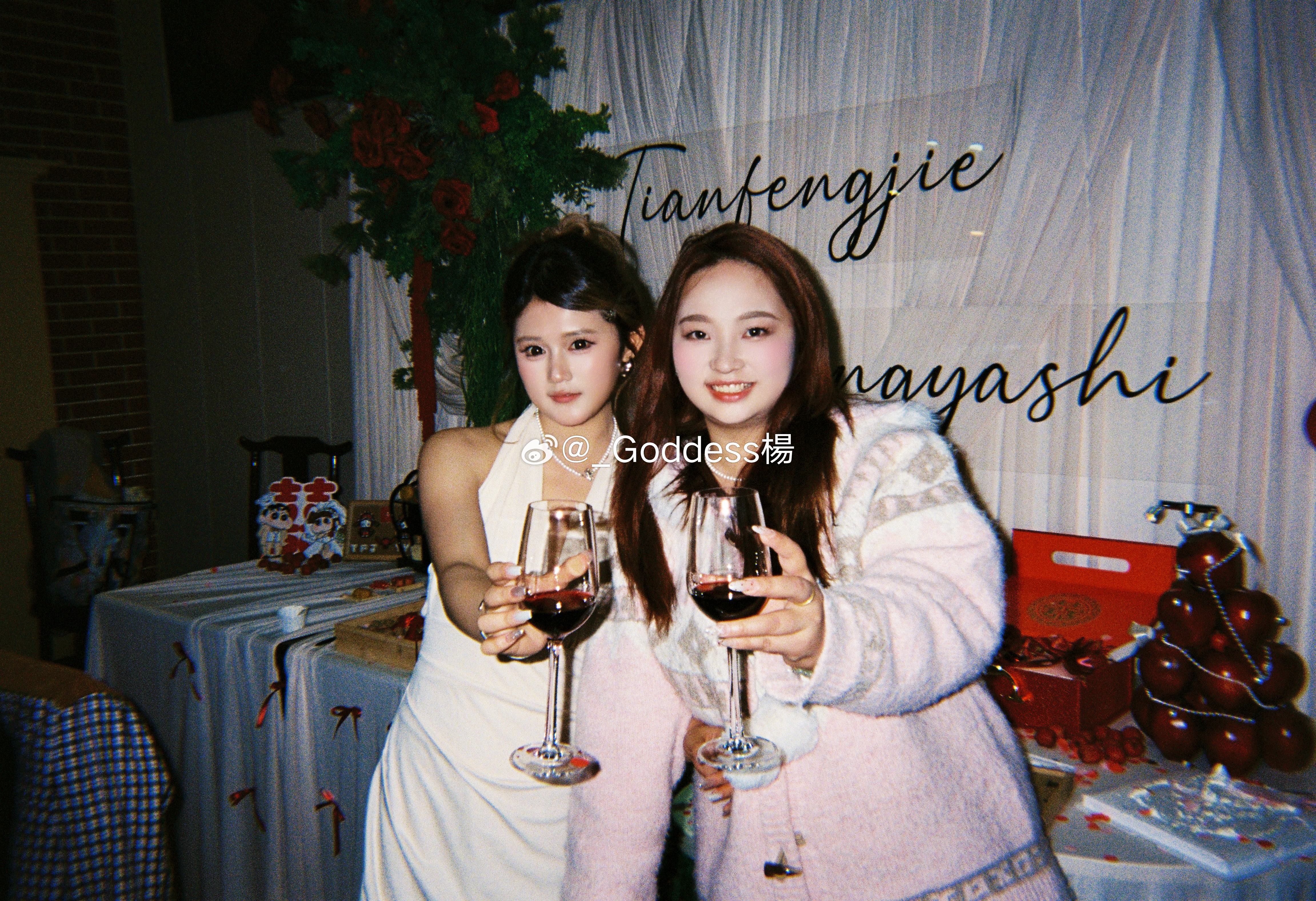 订婚结束后才慢慢拆开闺闺们的心意原来被人惦记和祝福是特别的温暖又踏实 