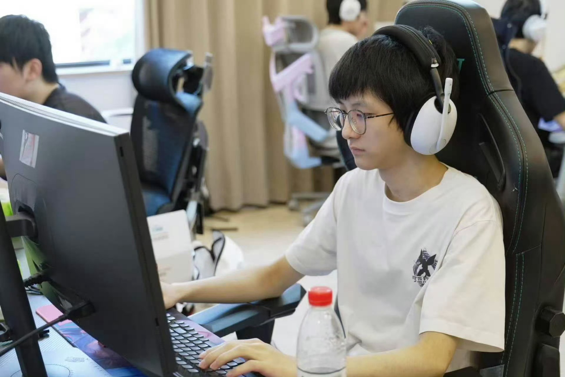 不要装逼跟人家拽英文 不要显摆自己多有钱不可能不回来 就正常说你去哪哪旅游或者哪