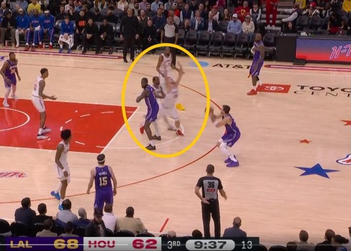 伊森防守漏人，推着申京去补防，乌度卡无语了！[捂脸]

顿宝这个掩护，挡住申京的