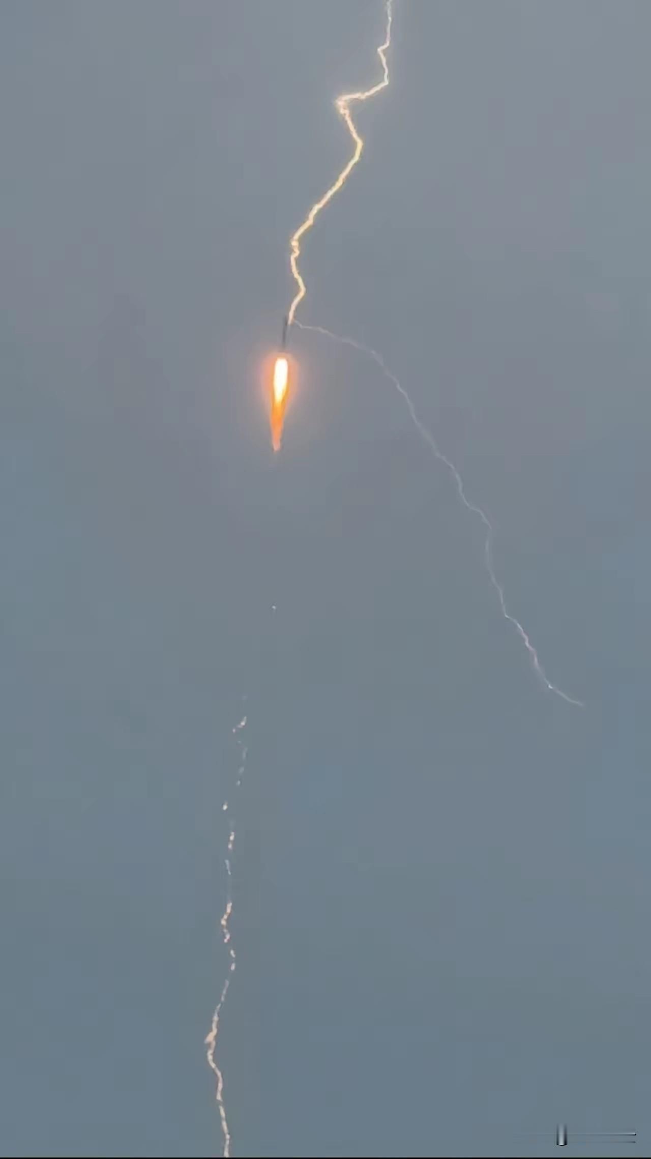 闪电击中刚升空的“三姨”！
昨晚，长三乙冒雨发射，升空途中遭遇闪电直击，画面清晰