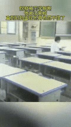 放学铃响了。

同学们说说笑笑，三三两两走出教室。

很快，走廊安静了，楼道空了