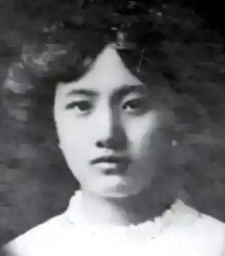 1915年，15岁的姑娘徐燕若被生父卖给天津一家银行的行长做小老婆，20岁就年轻