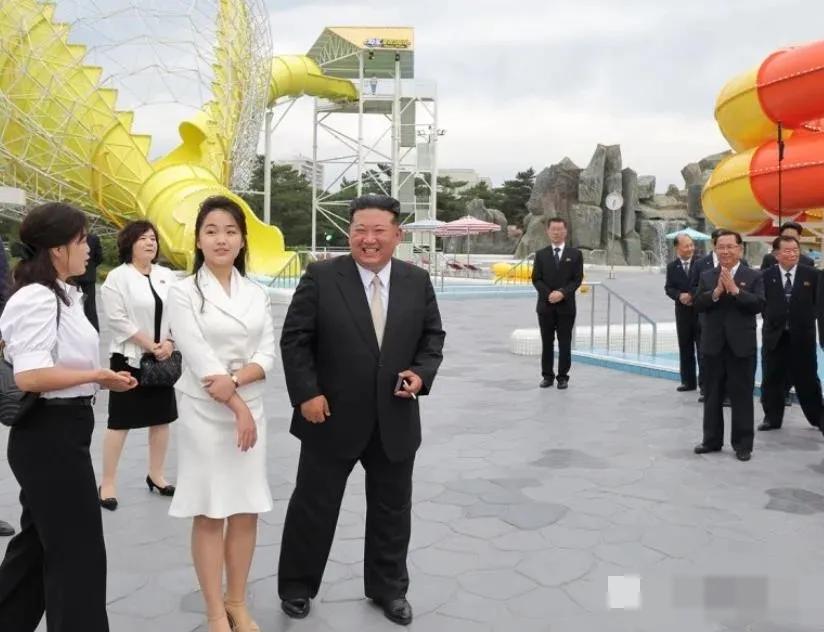 金正恩12岁的女儿已经逐渐取代了妈妈位置，跟着父亲一起参加国事活动。
咱就是说小