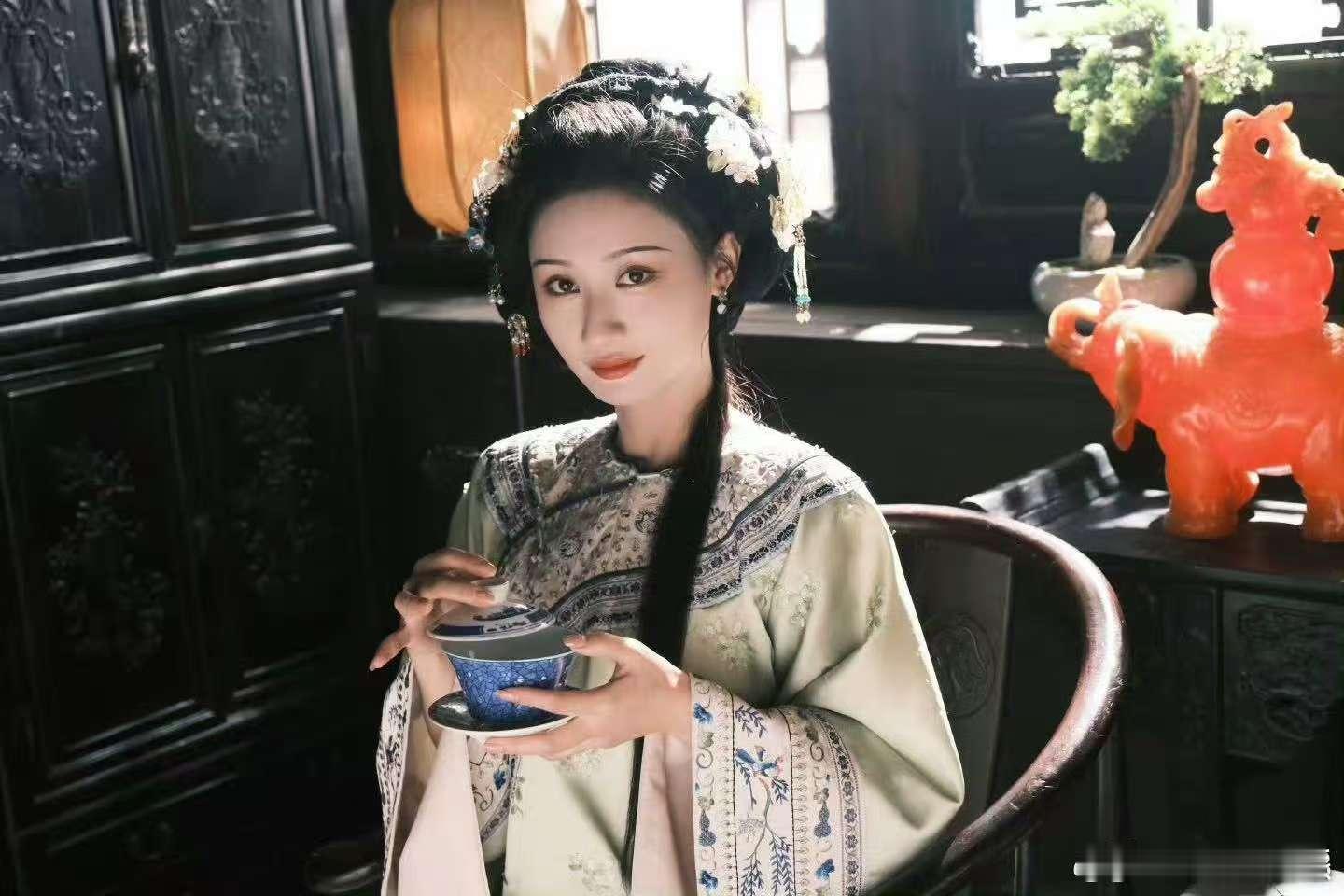 何宣林她可是离光青葵 拜托！何宣林北电博士又当表演老师，演青葵温柔易碎，杀手变女