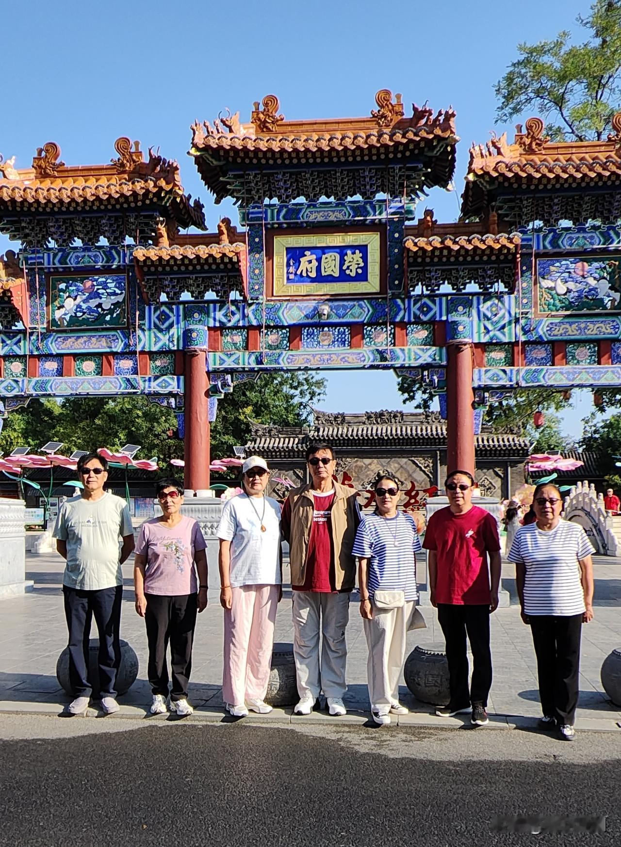 为什么把荣国府建在正定？9月15日上午，我们战友军嫂一行8人饶有兴趣地参观了正定