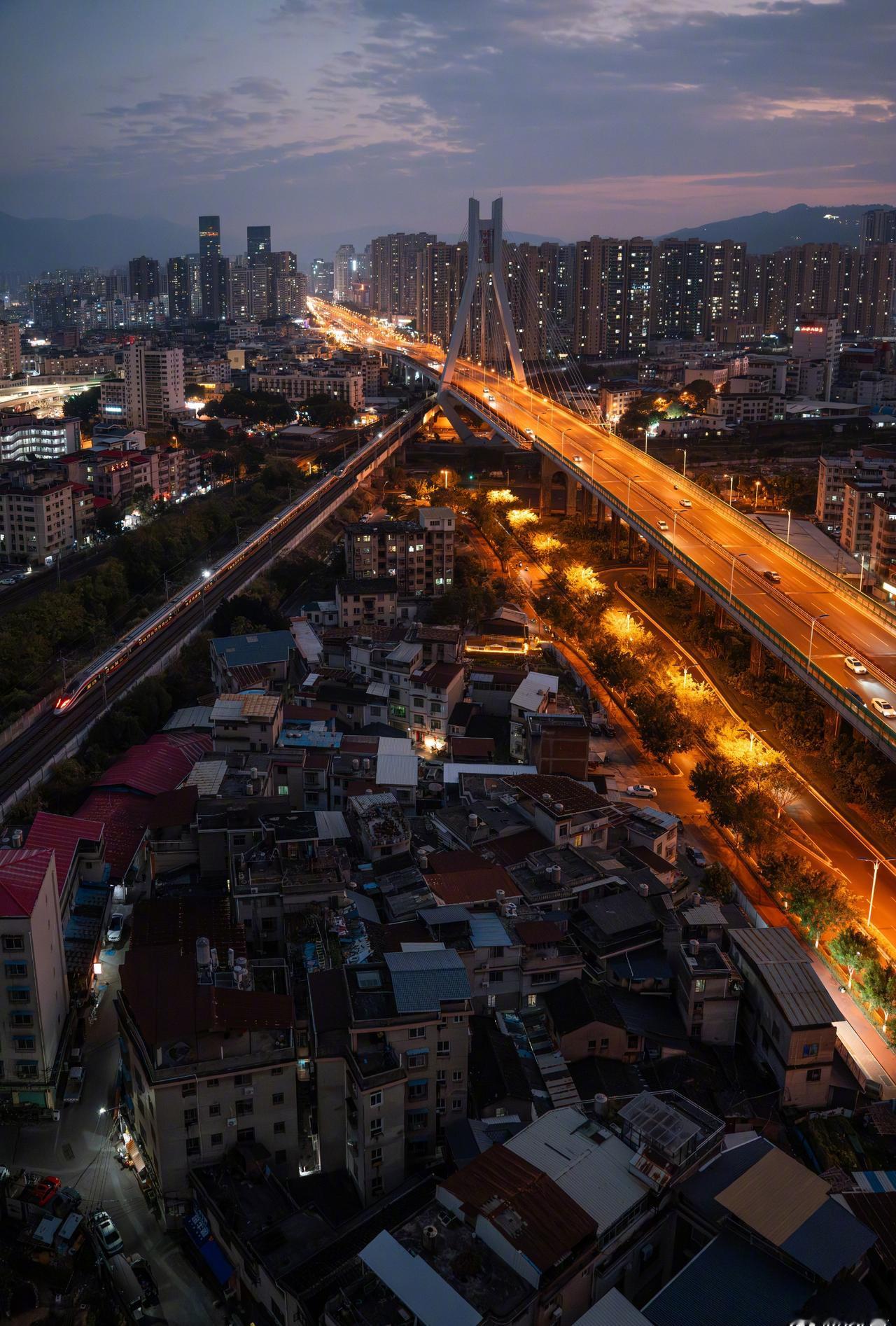 车流奔涌，织就城市的流动星河。晚安~

via.@囚青 ​​​