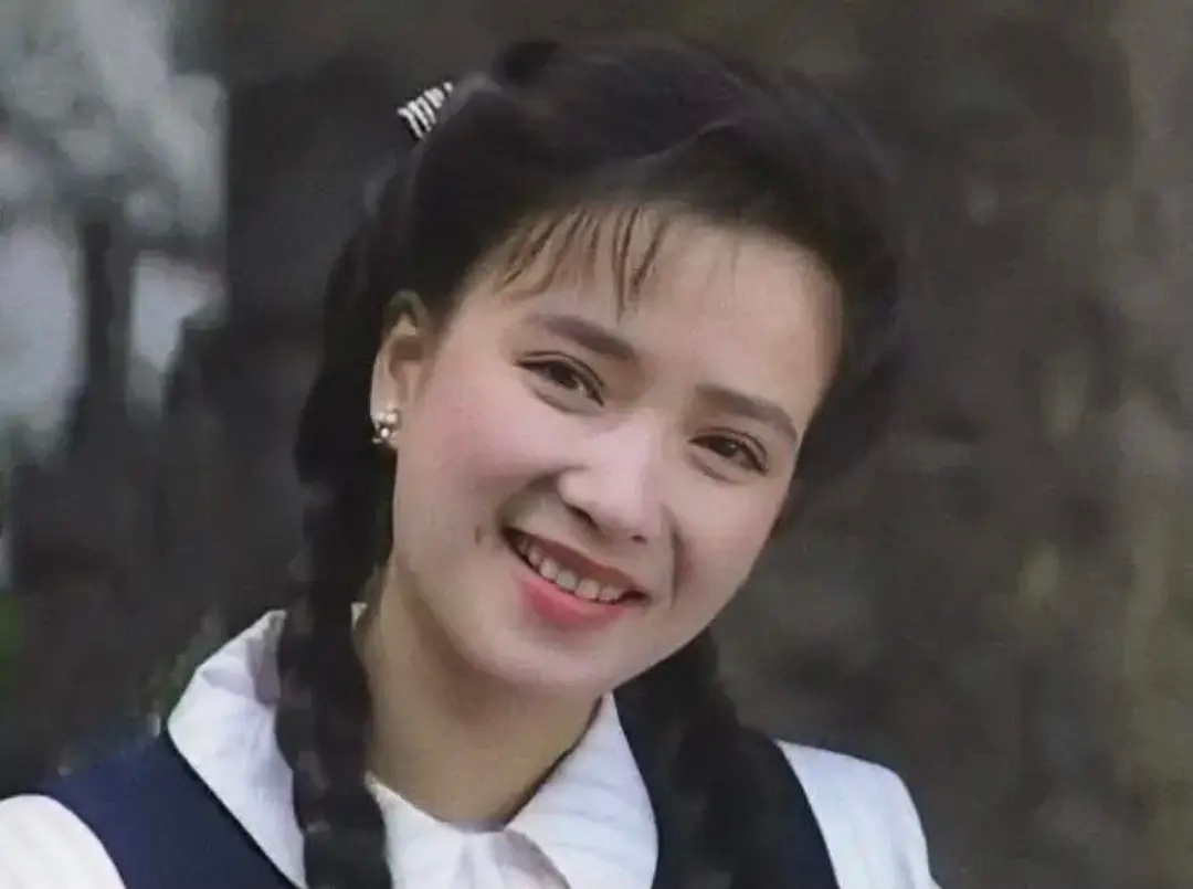 演员何晴去世明眸转秋水，顾盼生春温。荧屏留四绝，梨园寄孤魂。红楼悲画扇，三国惜芳