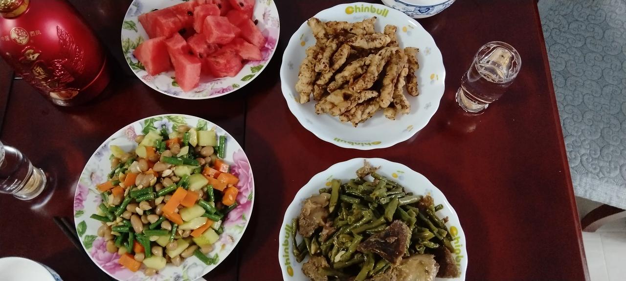 窗外细雨蒙蒙，室内空调凉爽，穿着家居服，老两口喝点！西瓜，干炸牛里脊，凉拌小菜，