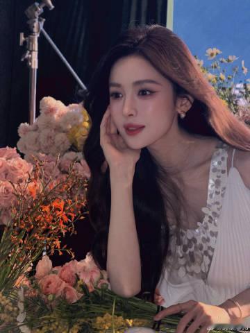 娜扎这波让我来发 谁能拒绝穿亮片白裙的娜扎💫！气质温柔又清冷，颜值精致耐看，造