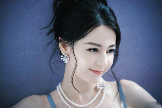 迪丽热巴品牌宠儿沉浸式品鉴热巴新片，从容姿态格外动人。追求舒适生活不必复杂，一片