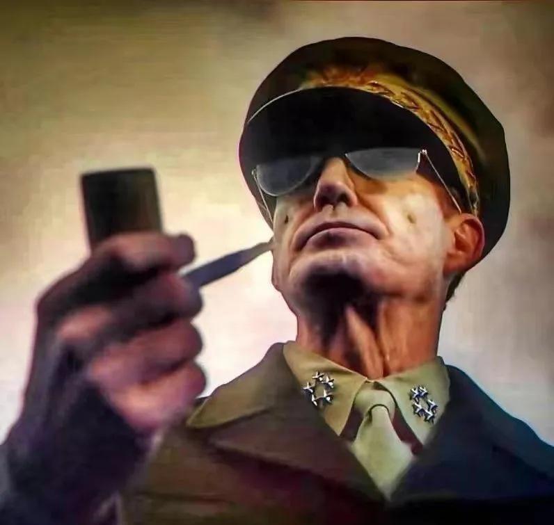 1945年最霸气空降！麦克阿瑟孤身踏日，千万日军为何不敢动分毫？

1945年8