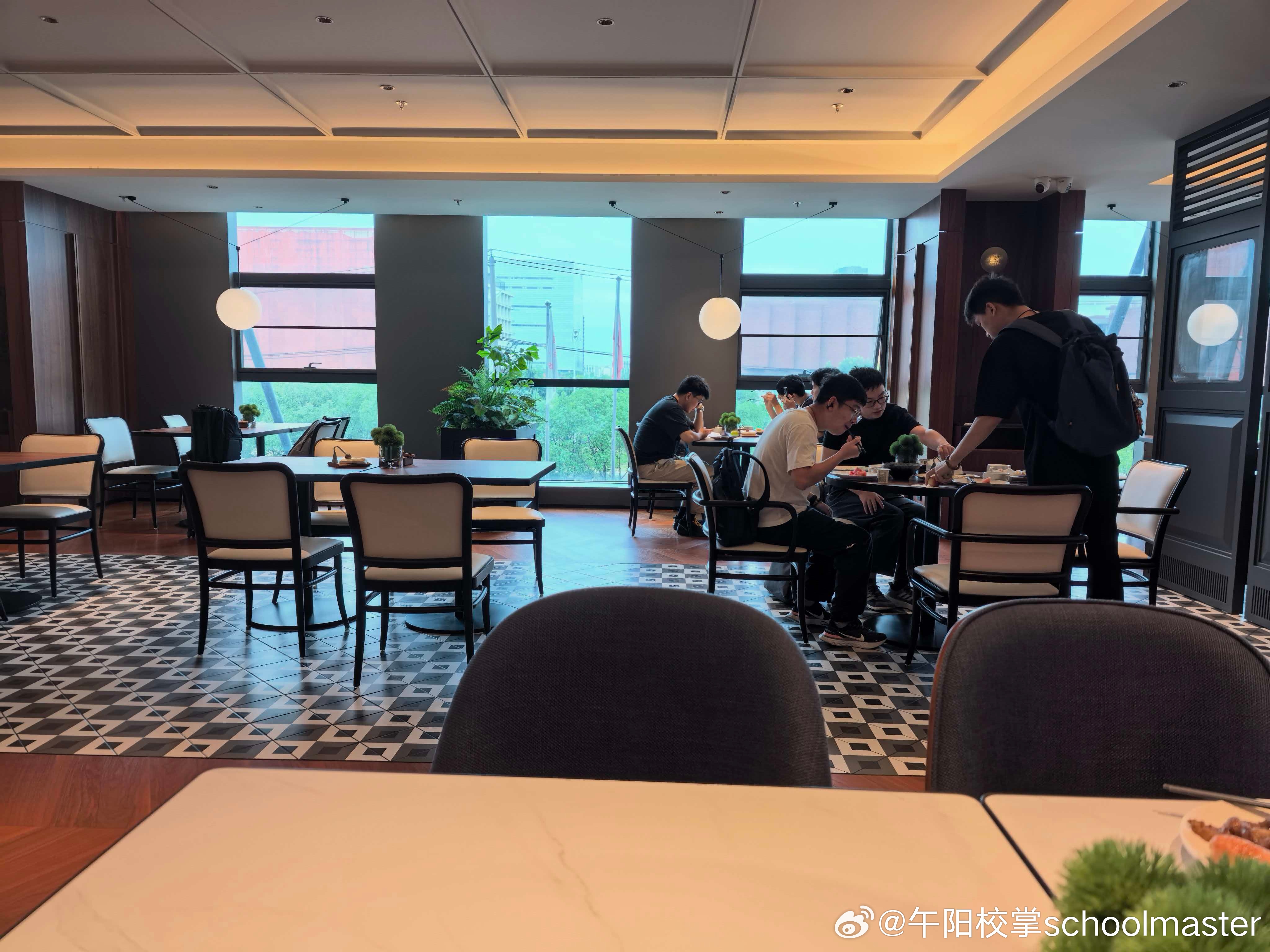 早上吃早餐，对面一群年轻男生，吃完饭就背个电脑包工作去了。这是一个高新开发区的商