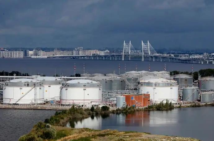 普京终于等到俄油成抢手货这天，各国排着队抢购。美国大赦俄油三十天后，印度抢先下单