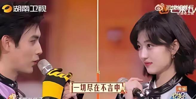 反差太大引热议！陈飞宇面对孙千：眼神躲避、话都说不利索；面对迪丽热巴：眼神拉丝、