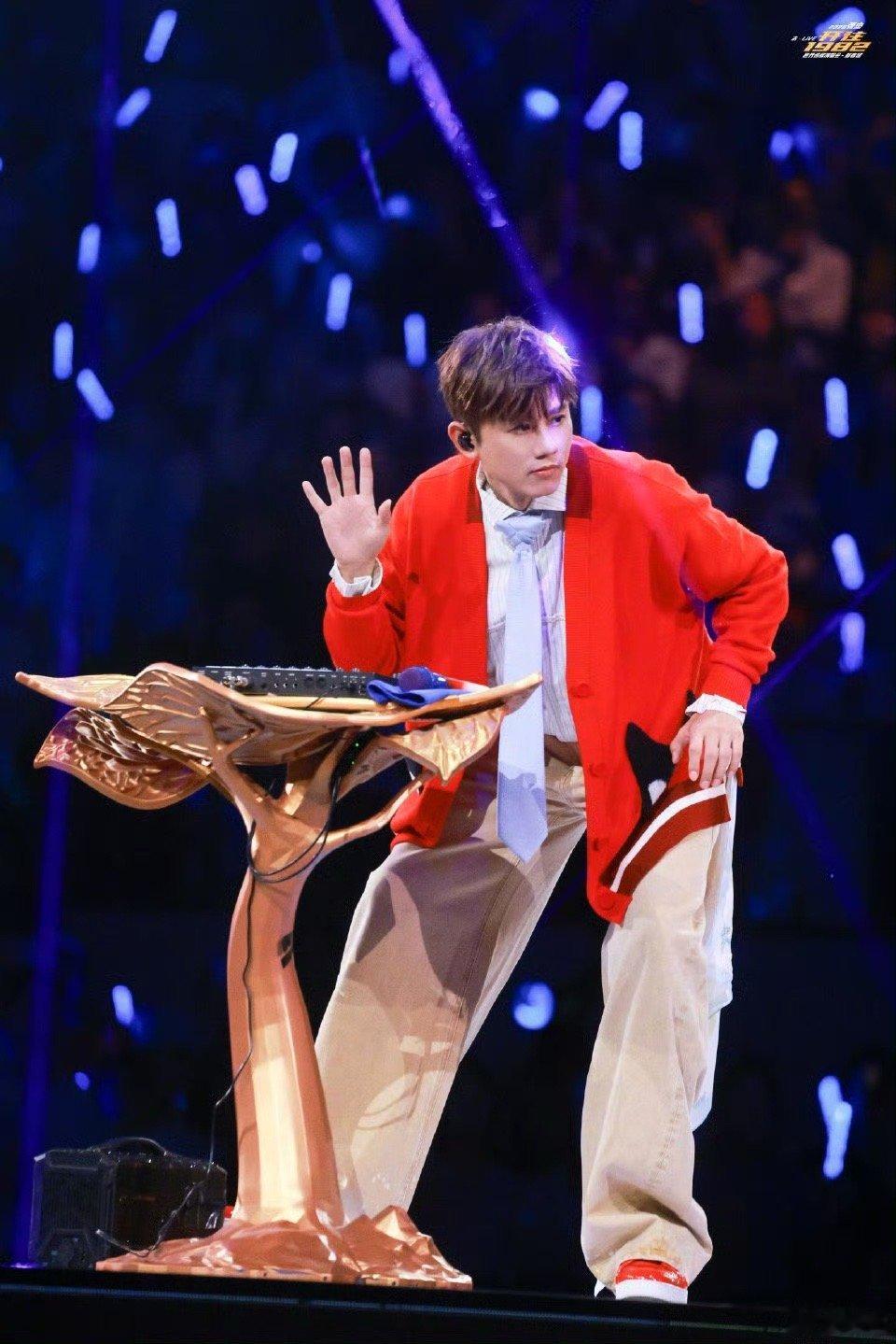 张杰唱树呢哭了 听张杰唱《树呢》，像是旁观了一次深沉的情感回溯。歌里那些具体的意