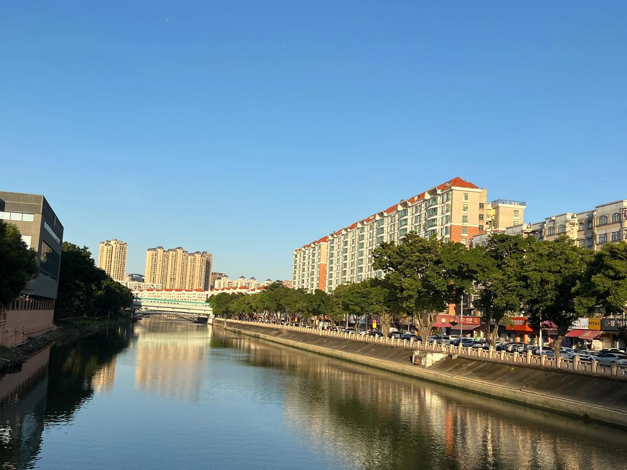 东莞南城一角

周四，下午没事，沿着运河边走了一圈，随手拍几张图片……