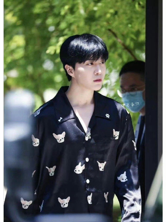 范丞丞ootd撞衫白鹿睡衣 丞丞的衬衫被白鹿认证为“同款睡衣”，时尚完成度靠脸？