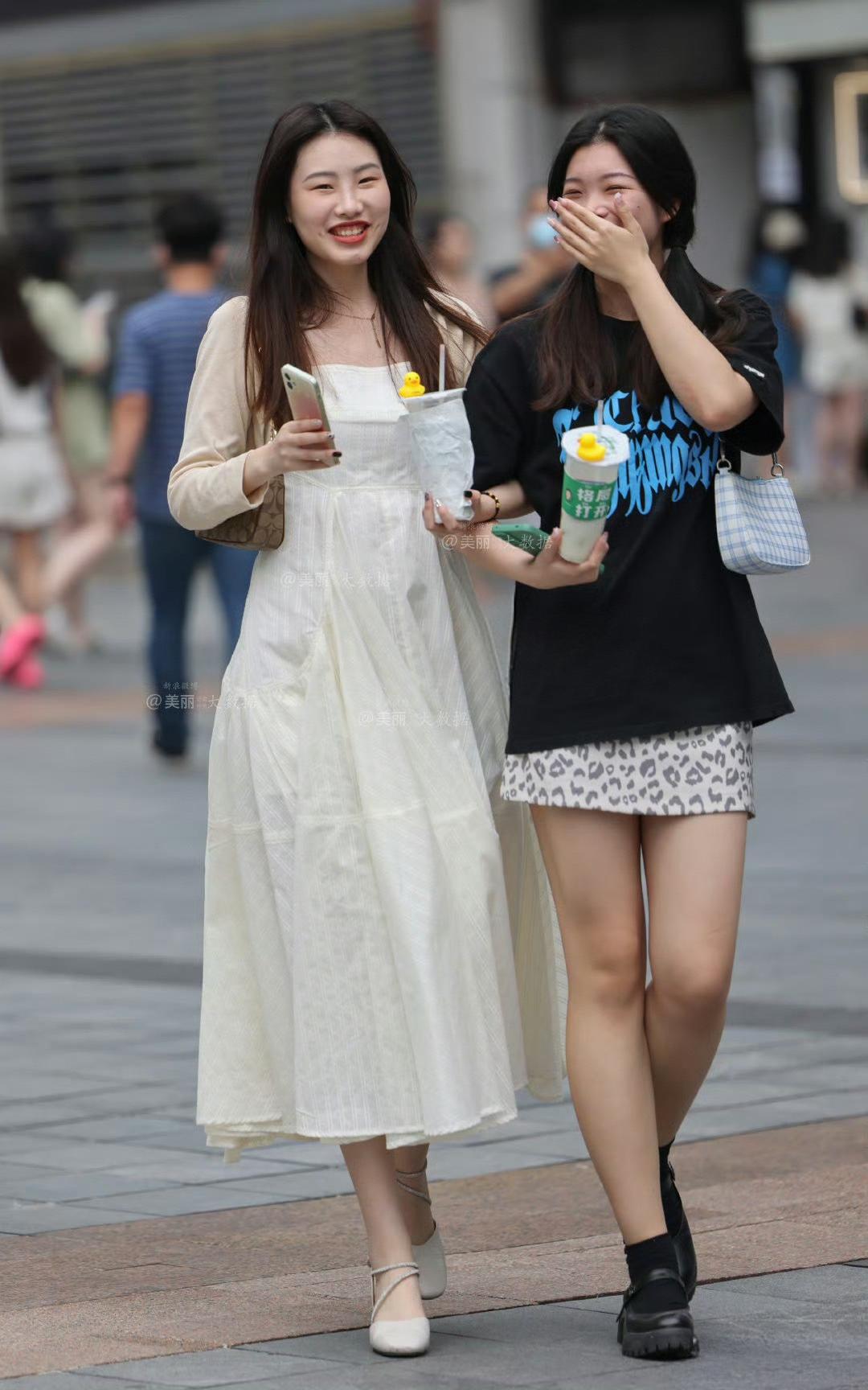 俩闺蜜是真的开心