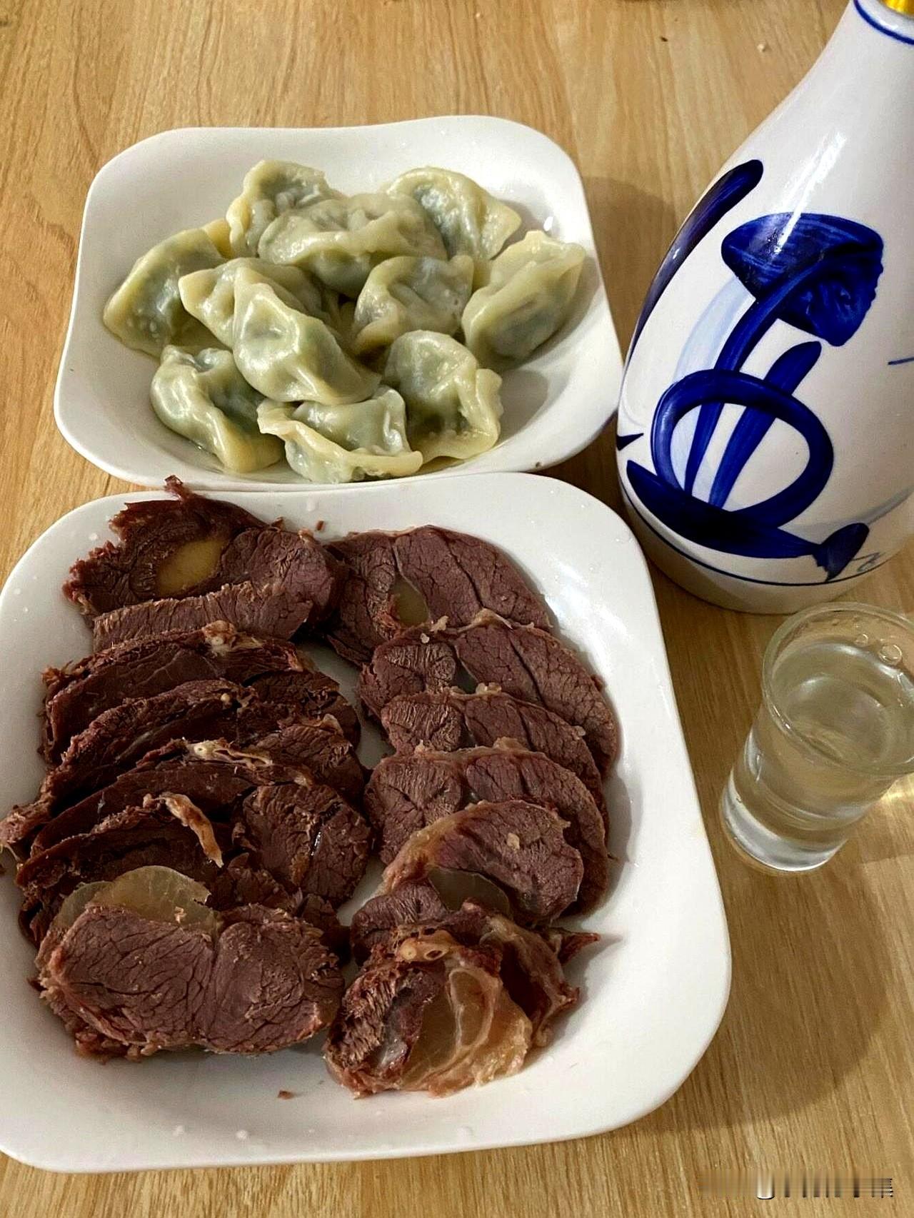 每周五请男同学吃饭，对方从不掏钱。
换作旁人，怕是早把这“白眼狼”拉黑了。但这世