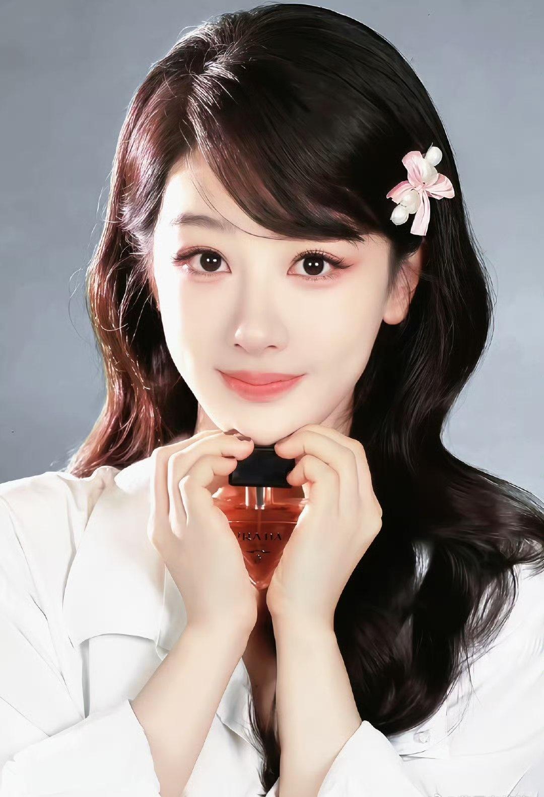 杨紫2025人气口碑剧杨紫将登上港版VOGUE封面 恭喜爆剧花，女频第一人，长剧