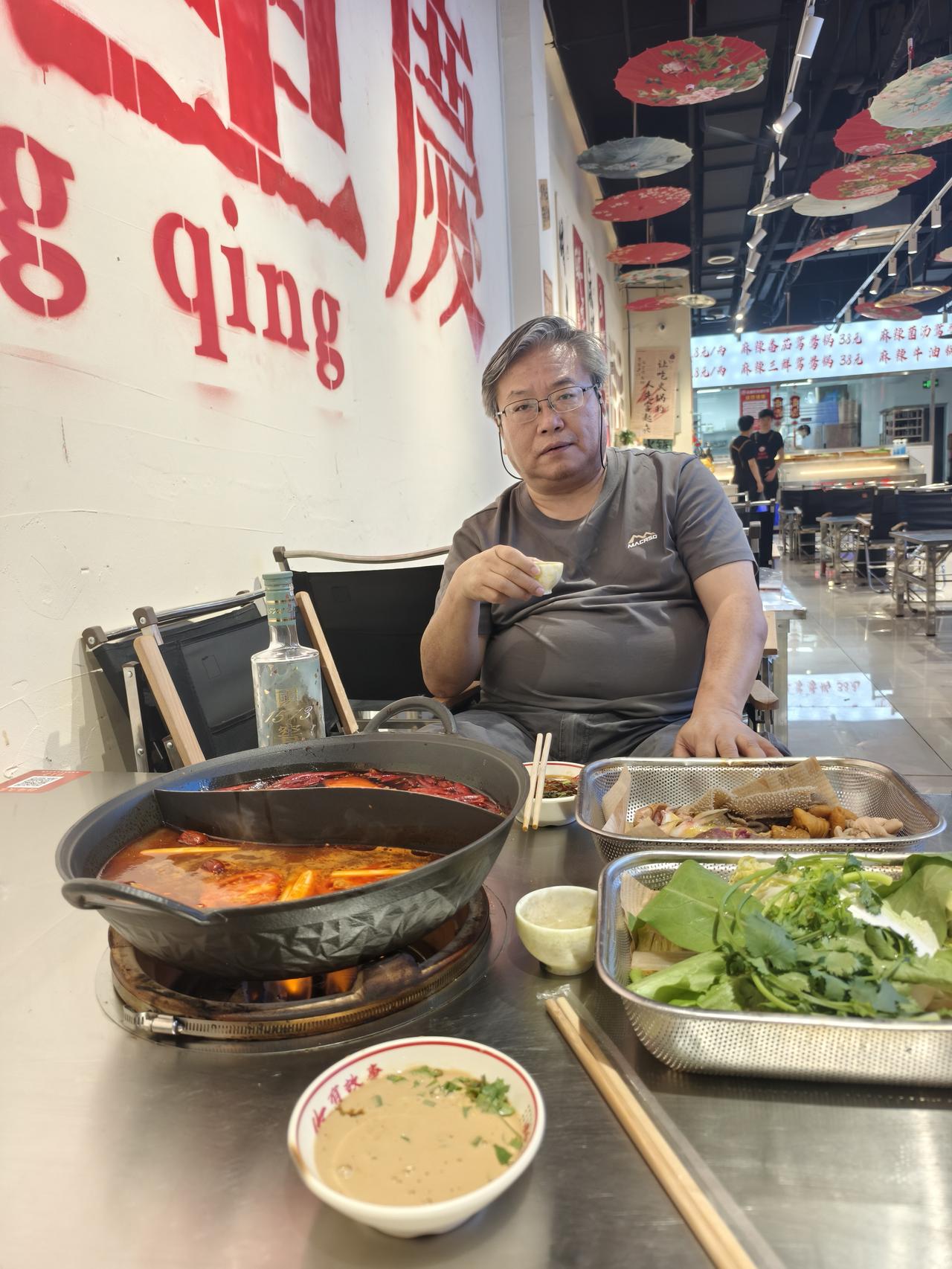 今天颇感疲惫，码字任务全部完成。只是指伤未愈，懒得做饭，太座回来也颇感累。两人决
