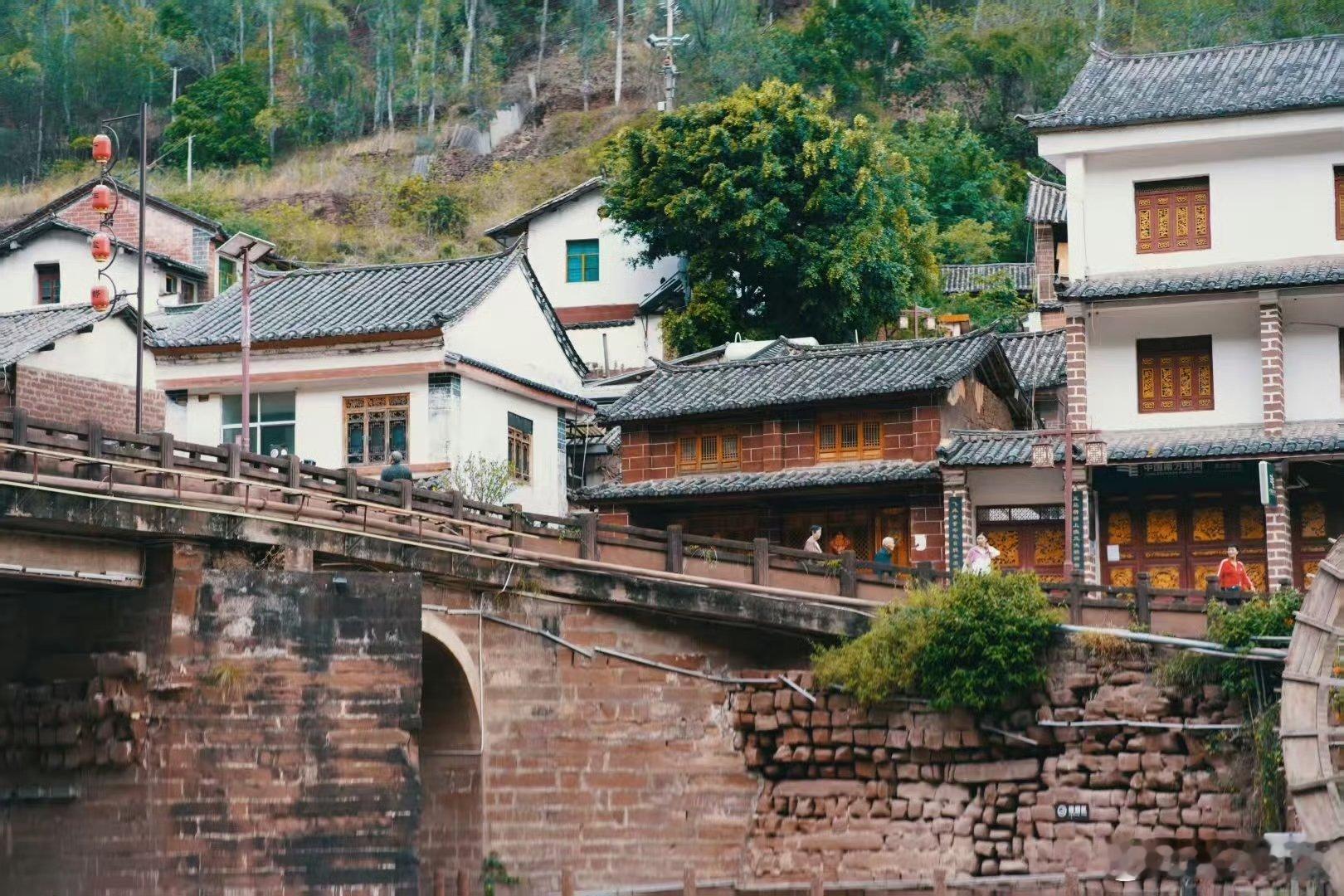 云南奋力推进宜居宜业和美乡村建设在云南腾冲和顺古镇，百年老宅变身图书馆、咖啡馆，